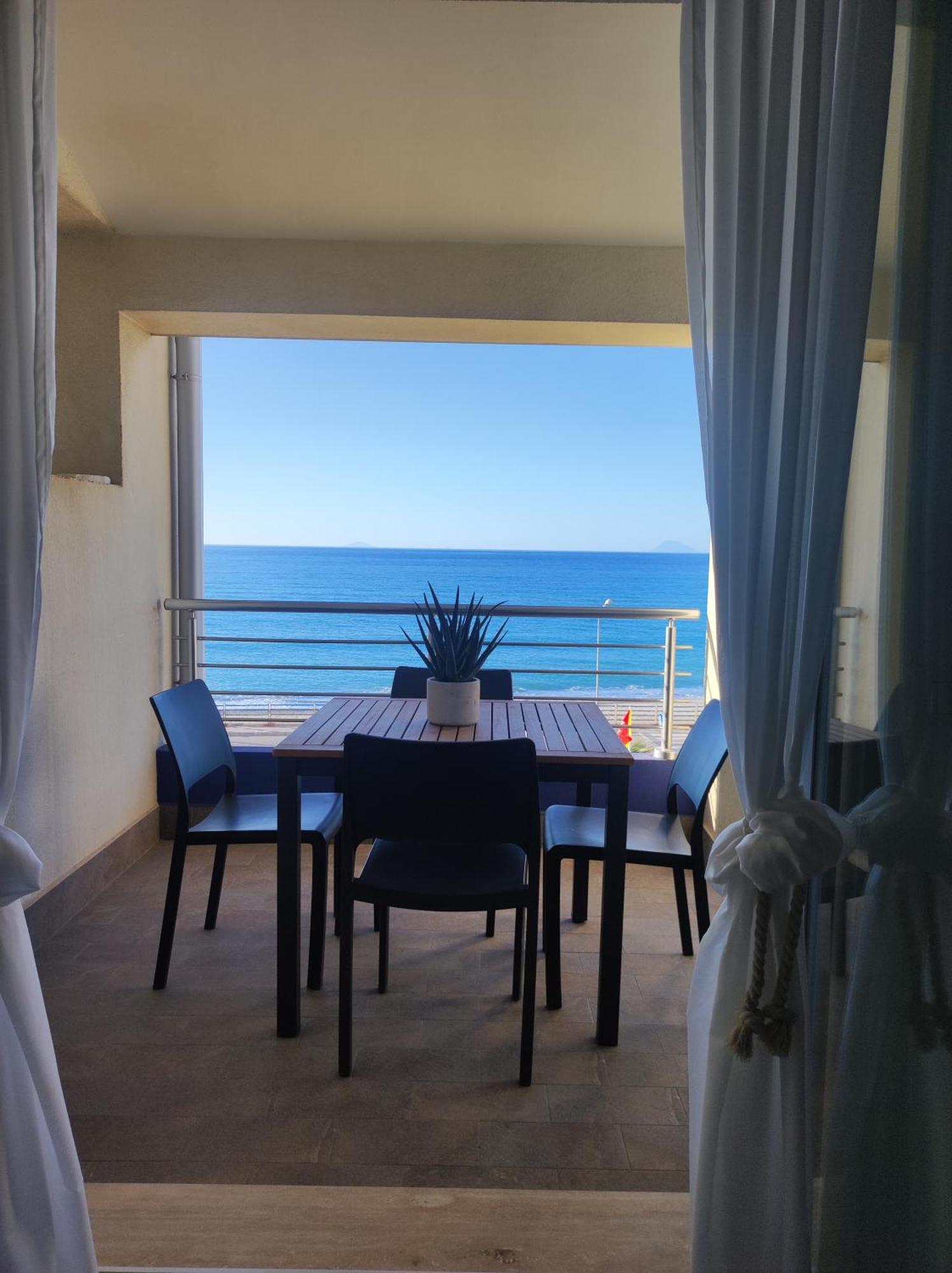 Appartamenti Vacanze Villa Meo Villafranca Tirrena Exterior foto